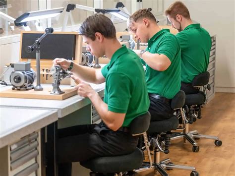 uhrmacher rolex ausbildung|Eine Ausbildung in Präzision – Wissenschaft .